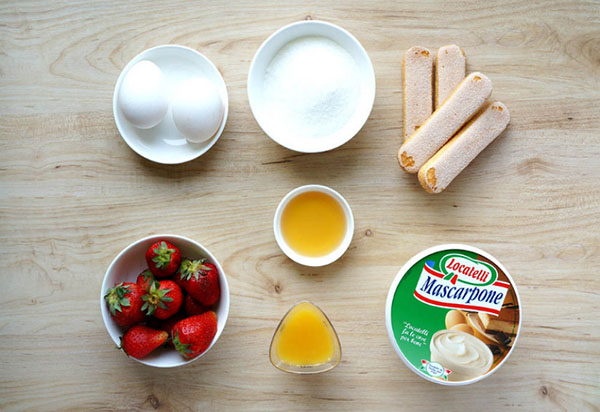 Ünnepi recept az eper tiramisu számára gyönyörű hölgyeknek