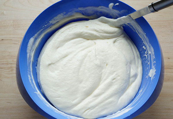 Ünnepi recept az eper tiramisu számára gyönyörű hölgyeknek