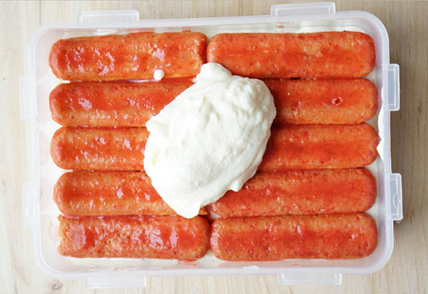 Ünnepi recept az eper tiramisu számára gyönyörű hölgyeknek