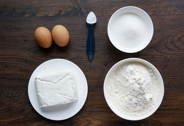 Egy egyszerű recept a reggelihez: túrós sajt színes mázzal