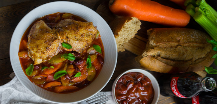 Egy egyszerű csirke recept egy zöldség körettel díszített marinadában