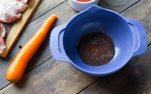 Egy egyszerű csirke recept egy zöldség körettel díszített marinadában