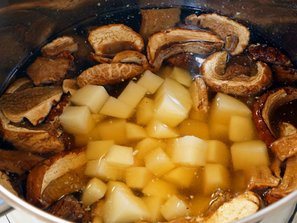 Egy egyszerű recept: tejszínes leves gombával