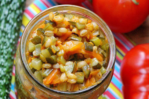 cím Recept a savanyú savanyú uborkára a télen