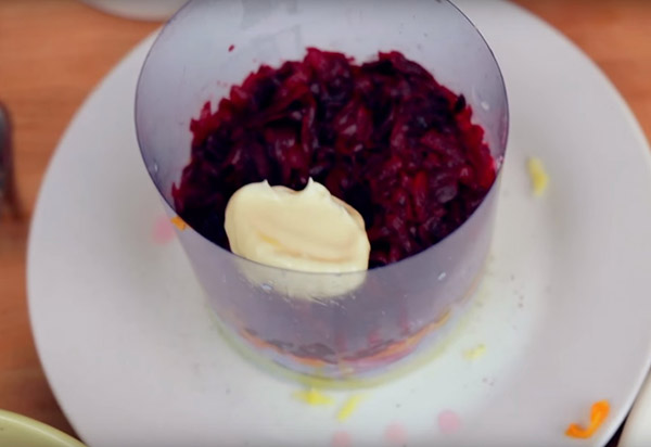 Recept heringre a szőrme alatt az újév otthon - klasszikus, tekercs, alma lépésről lépésre