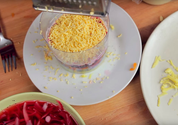 Recept heringre a szőrme alatt az újév otthon - klasszikus, tekercs, alma lépésről lépésre