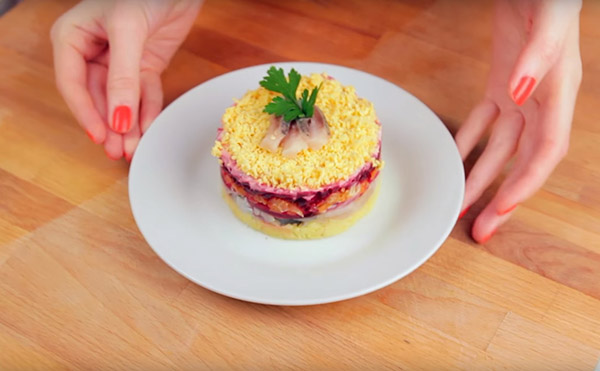 Recept heringre a szőrme alatt az újév otthon - klasszikus, tekercs, alma lépésről lépésre
