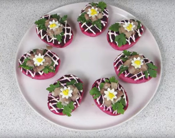 Recept heringre a szőrme alatt az újév otthon - klasszikus, tekercs, alma lépésről lépésre