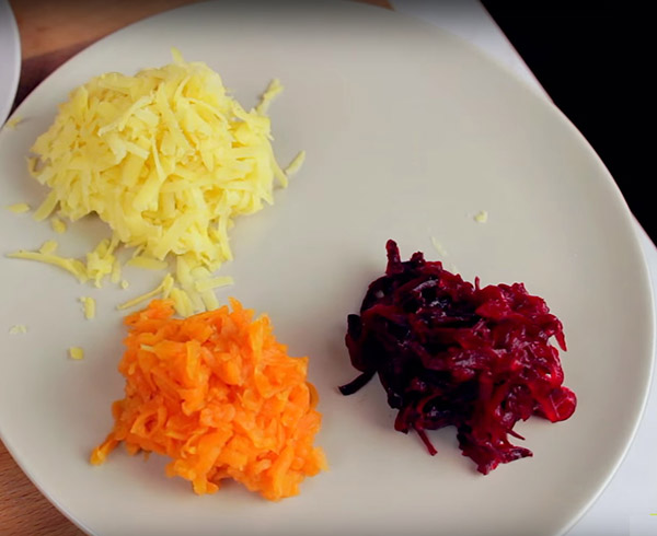 Recept heringre a szőrme alatt az újév otthon - klasszikus, tekercs, alma lépésről lépésre