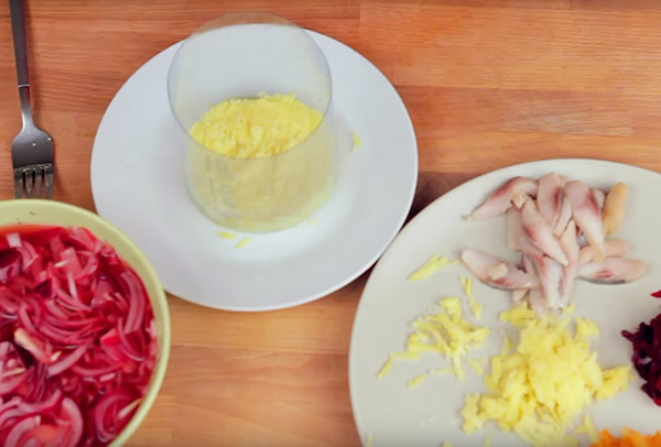 Recept heringre a szőrme alatt az újév otthon - klasszikus, tekercs, alma lépésről lépésre