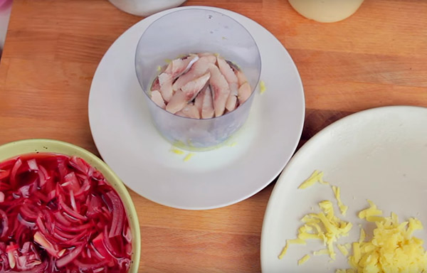 Recept heringre a szőrme alatt az újév otthon - klasszikus, tekercs, alma lépésről lépésre