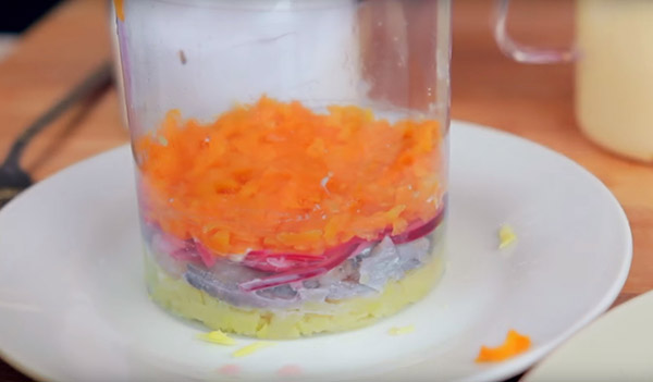 Recept heringre a szőrme alatt az újév otthon - klasszikus, tekercs, alma lépésről lépésre