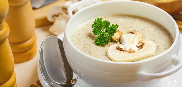 A gomba leves kiváló étel egy alkalmi asztalhoz A gomba leves kiváló étel egy alkalmi asztalhoz