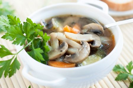 A gomba leves kiváló étel egy alkalmi asztalhoz A gomba leves kiváló étel egy alkalmi asztalhoz