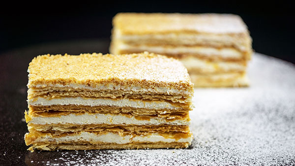 Cake "Napoleon", receptek otthoni fotóval: klasszikus (szovjet), puding, sűrített tej, töltött sütemény