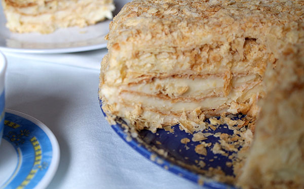 Cake "Napoleon", receptek otthoni fotóval: klasszikus (szovjet), puding, sűrített tej, töltött sütemény