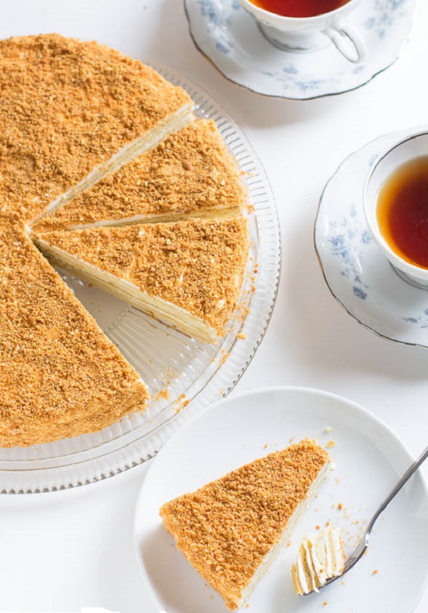 Cake "Napoleon", receptek otthoni fotóval: klasszikus (szovjet), puding, sűrített tej, töltött sütemény