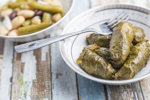 Szőlőlevél betakarítása a dolma számára télen. Szőlő levelek télen: hogyan kell összeesküvés