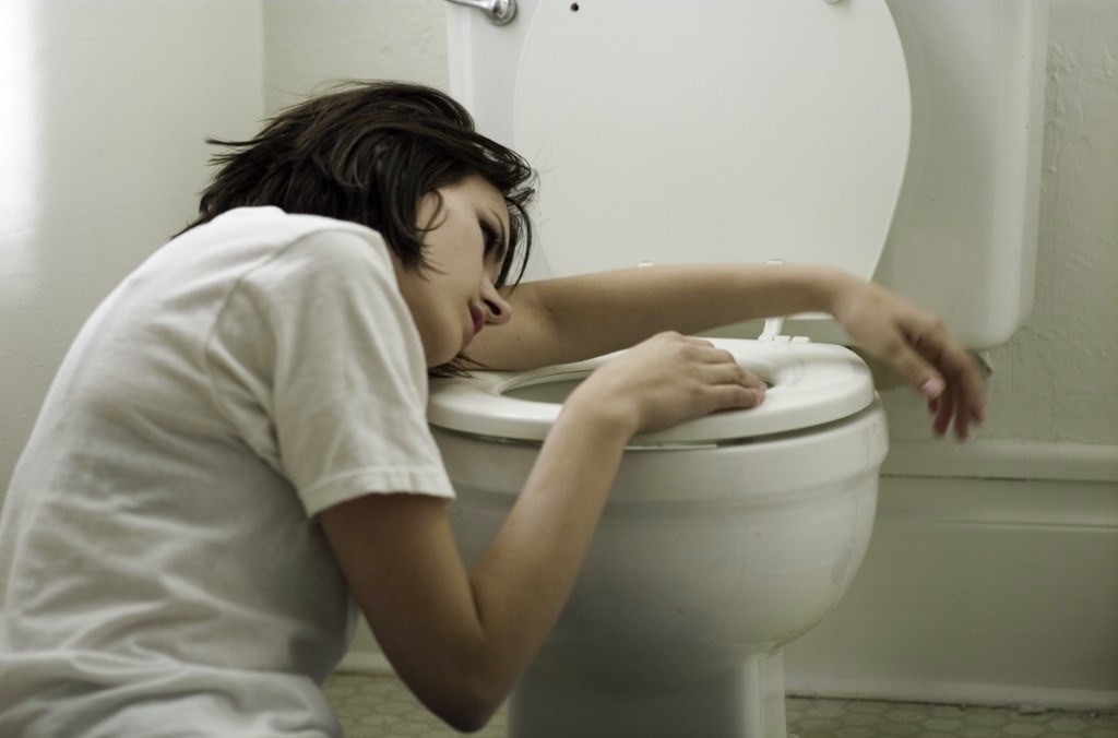 egy nő a WC mellett